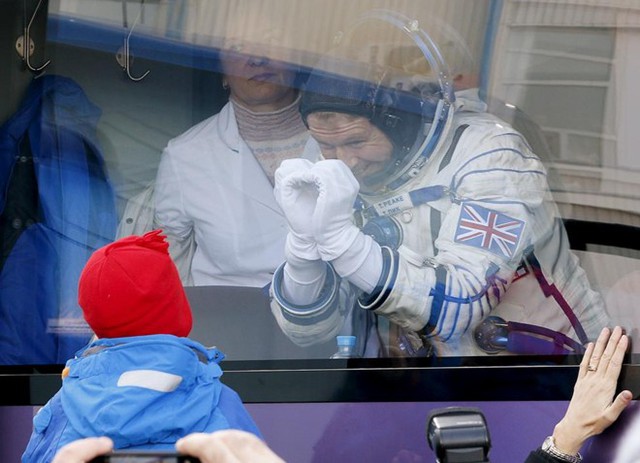 Tim Peake, phi hành gia người Anh, chào các con khi ông bước lên xe bus để tới phi thuyền Soyuz của Nga tại sân bay vũ trụ Baikonur ở Kazakhstan. Ông là một trong 3 phi hành gia mà tàu Soyuz đưa lên Trạm Vũ trụ Quốc tế hôm 15/12.