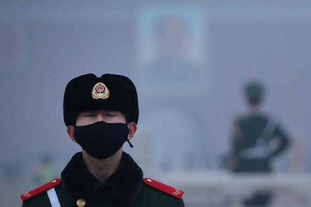 Cảnh sát bán quân sự Trung Quốc đeo khẩu trang để bảo vệ khỏi không khí ô nhiễm trong khi bảo vệ trên quảng trường Thiên An Môn ở thành phố Bắc Kinh.
