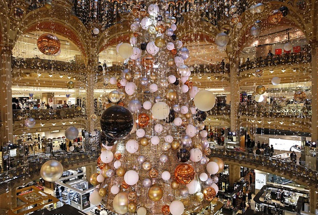 Cây thông Noel lộng lẫy nằm giữa cửa hàng bách hóa nổi tiếng Galeries Lafayette ở Paris, Pháp.