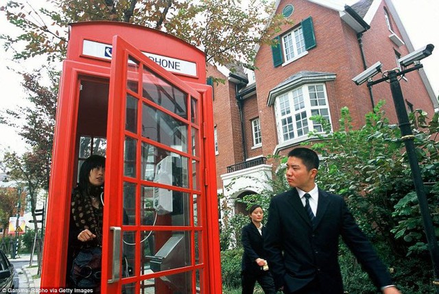 
Buồng thiện thoại kiểu Anh tại khu đô thị Thamestown ở Bắc Kinh, Trung Quốc.
