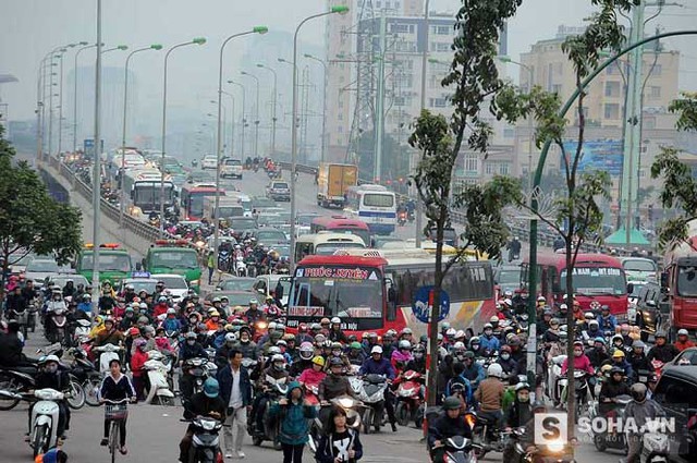 
Đường Phạm Văn Đồng, một trong những cửa ngõ quan trọng của Thủ đô cứ đến dịp cuối năm khi nhu cầu di chuyển của người dân, vận chuyển hàng hóa tăng cao là tuyến đường này lại trở thành điểm nóng về ùn tắc giao thông.

