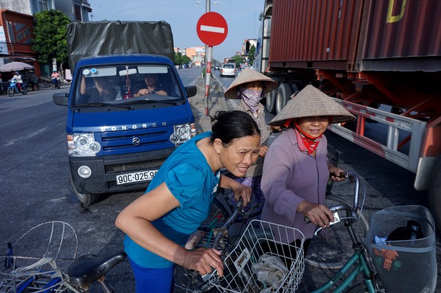 
Căng mắt rình cơ hội sang đường đoạn qua xã Phùng Chí Kiên. Người dân sống tại khu vực này cho biết, 2 tuần trước tại đây đã xảy ra vụ tai nạn giữa xe container với người đi xe đạp. Cụ ông điều khiển xe đạp là người ở xã Dị Sử đã tử vong tại chỗ.
