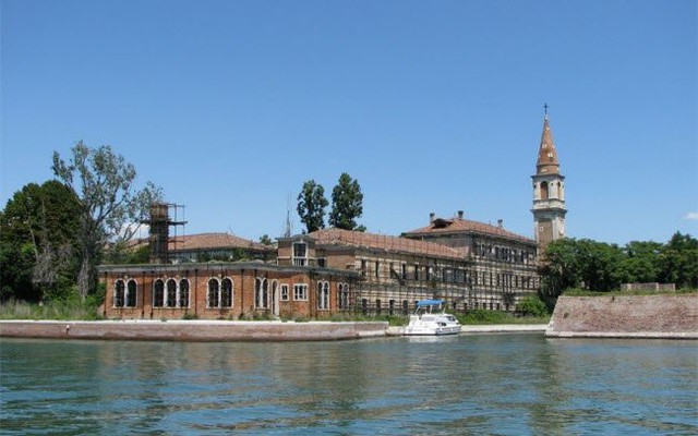 
Hòn đảo Poveglia gần thành phố Venice ở Italia từng chứng kiến hàng chục người chết khi dịch hạch bùng phát ở châu Âu. Một ngôi nhà được xây dựng trên hòn đảo này dành cho người tâm thần vào năm 1922. Bác sĩ tại bệnh viện này được cho là đã giết hại nhiều bệnh nhân trước khi hóa điên và tự tử.
