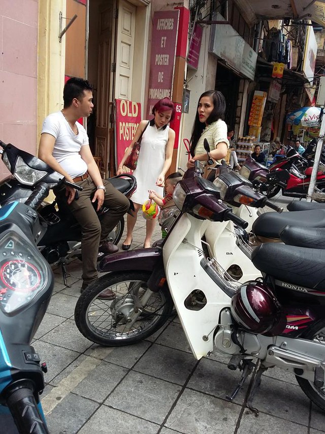 Bạn bè Trang Trần có mặt trước trụ sở công an phường Hàng Buồm để chờ tin.