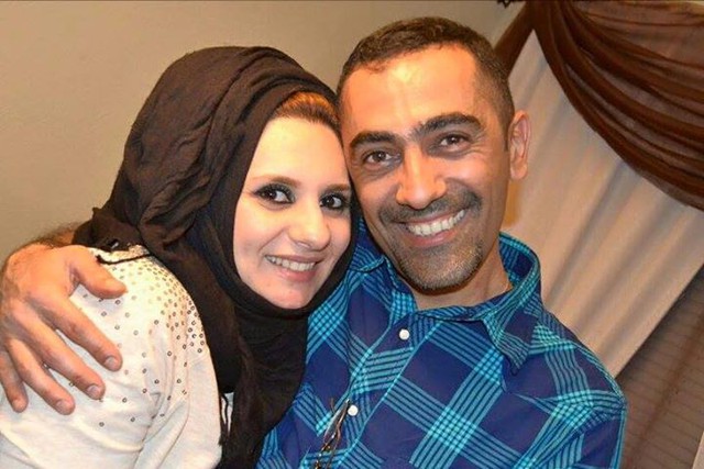 Nạn nhân Ahmad Al-Jumaili (phải) cùng vợ.
