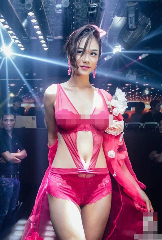 
Người mẫu Bích Ngọc trong bộ trang phục quá sexy, táo bạo
