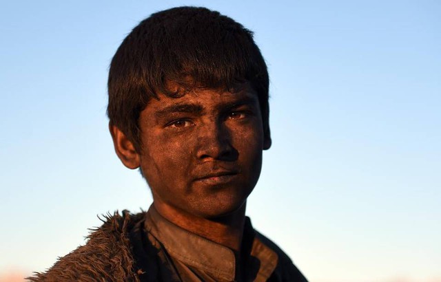 Cậu bé làm việc tại một bãi than ở ngoại ô thành phố Kabul, Afghanistan.