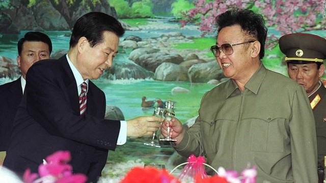 Kim Dae-jung và Kim Jong-il trong cuộc gặp lịch sử năm 2000. Ảnh: Reuters