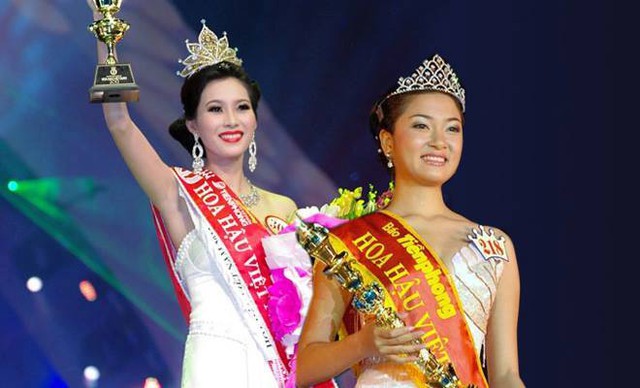 Khoảnh khắc đăng quang nhận được nhiều sự ủng hộ của Hoa hậu Nguyễn Thị Huyền và Đặng Thu Thảo.