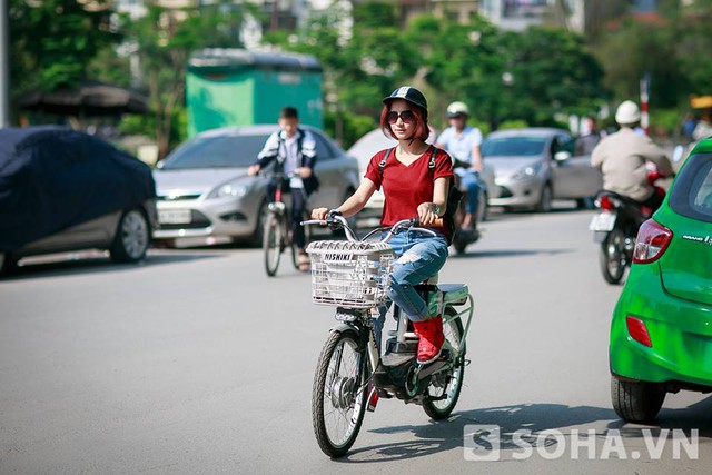 Sau khi ăn xong, cả ba di chuyển ra một quán cafe. Hòa Minzy di chuyển bằng xe đạp điện. Đây là phương tiện đi lại chính khi Hòa ở Hà Nội. Nó được cất tại nhà trọ chị ruột, nơi cô sống trong những ngày đầu lên lên Hà Nội cho tới bây giờ, nếu có dịp ra Bắc biểu diễn.