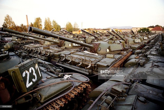 Một trong những thiết bị vũ khí bị loại biên là những chiếc xe tăng T-55.