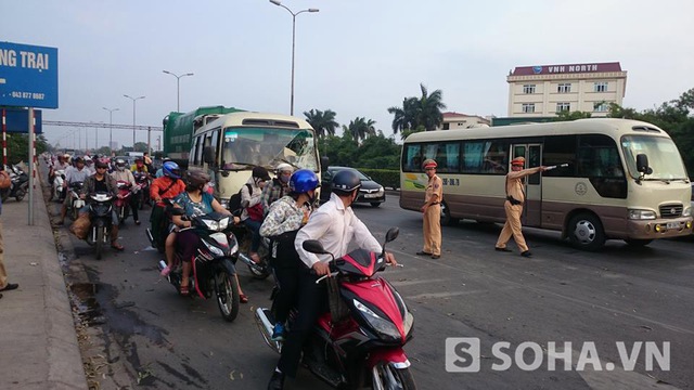 Theo các nhân chứng cho biết, vào thời điểm trên, khi 4 chiếc xe ô tô trong đó có hai chiếc xe khách và hai chiếc xe ô tô 4 chỗ đang dừng đèn đỏ.