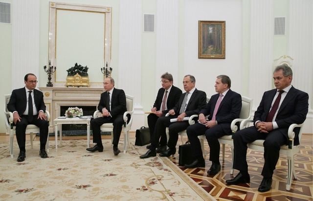 
Tổng thống Nga Putin gặp người đồng cấp Pháp Francois Hollande tại Điện Kremlin hôm 27/11, hai tuần sau vụ khủng bố Paris. Ảnh: TASS
