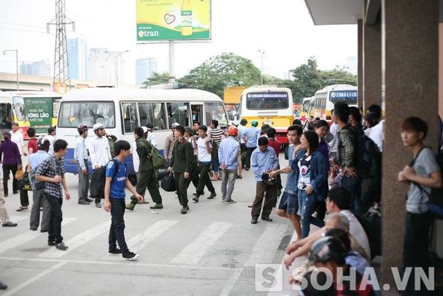 Còn tại bến xe Mỹ Đình, lượng người dân ra xe để về quê cũng bắt đầu đông đúc