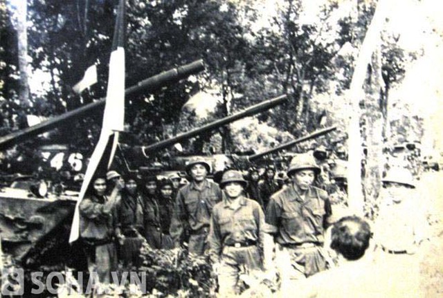 Tháng 4/1975, Bộ Tư lệnh Quân đoàn 2 giao nhiệm vụ cho các đơn vị đánh chiếm Dinh Độc Lập. Trong hình, Tướng Nguyễn Công Trang là người thứ 3, từ phải vào (Ảnh tư liệu).