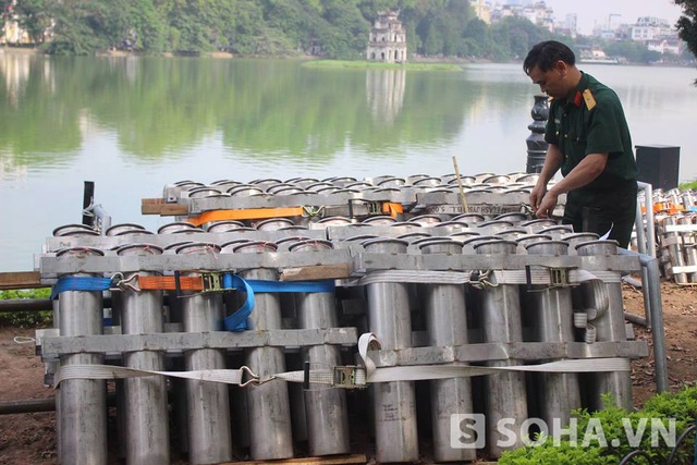 Hiện tại mọi công tác chuyển bị bệ pháo đã các chiến sĩ bộ đội thuộc Bộ Tư Lệnh Thủ Đô lắp ráp xong.