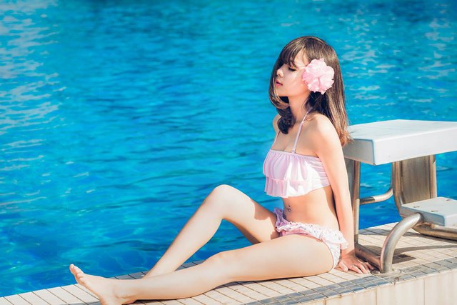 
Cô gái tự tin hơn nhiều trong các bộ ảnh bikini.
