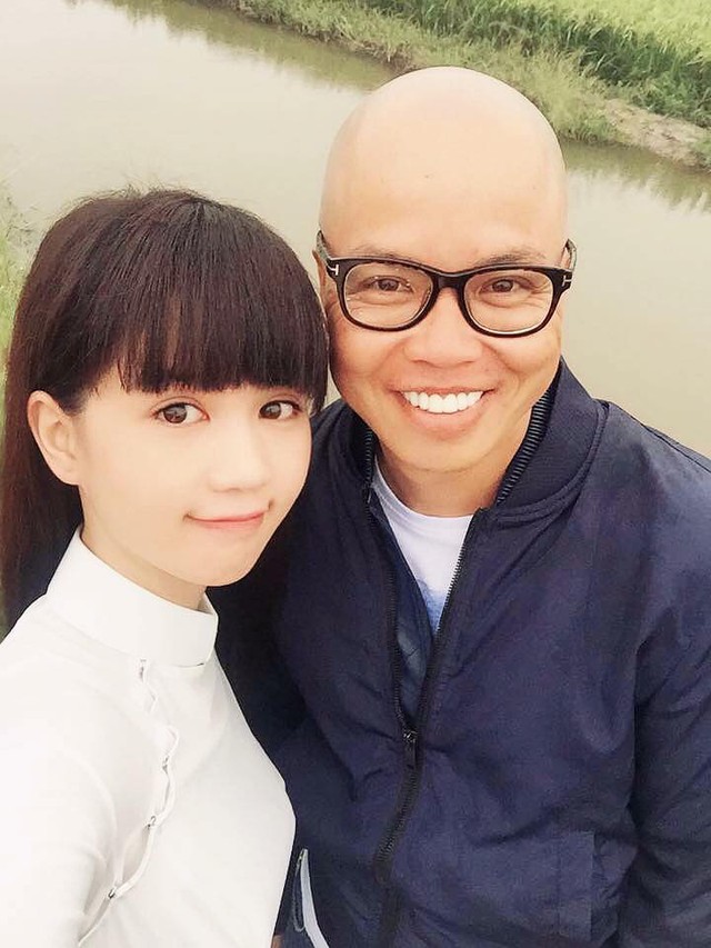 
Với kiểu tóc mái bằng dễ thương, Ngọc Trinh trông như thiếu nữ 18 bên cạnh đạo diễn Vũ Ngọc Đãng.
