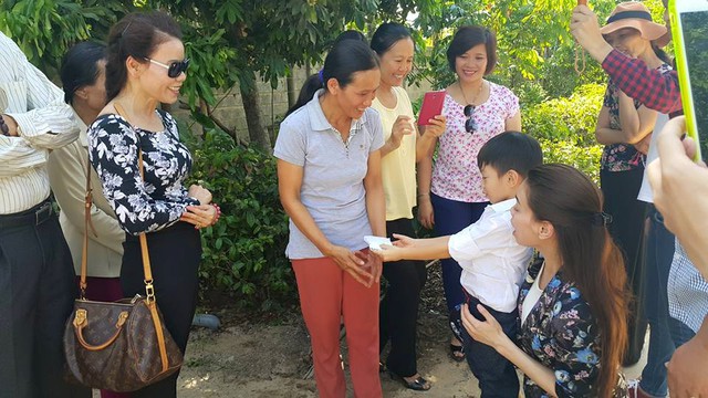 
Bà Hương sống ở Quảng Bình nhưng thường xuyên di chuyển giữa Quảng Bình - Sài Gòn để chăm lo cho con cháu. Các dự án từ thiện của Hà Hồ dù xa xôi, vất vả, bà vẫn vui vẻ tham dự cùng con.
