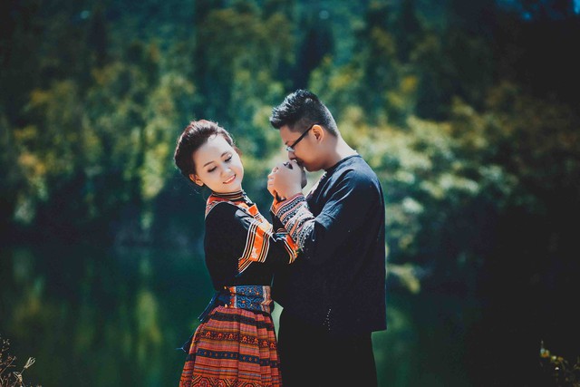 Cặp đôi nhân vật chính xuất hiện trong bộ ảnh cưới đặc biệt này là cô dâu Nguyễn Nhật Linh (SN 1992) và chú rể Đặng Trần Hải (SN 1990). Hiện cả 2 đang làm việc và sinh sống tại Quảng Trị.