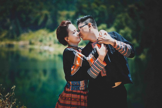 Khác với xu hướng hiện đại của các cặp đôi khác, Nhật Linh và Trần Hải lại lựa chọn phong cách, trang phục truyền thống của dân tộc thiểu số ở Việt Nam.