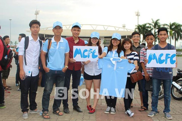 Fan Man City đã sẵn sàng đón đội bóng yêu quý.