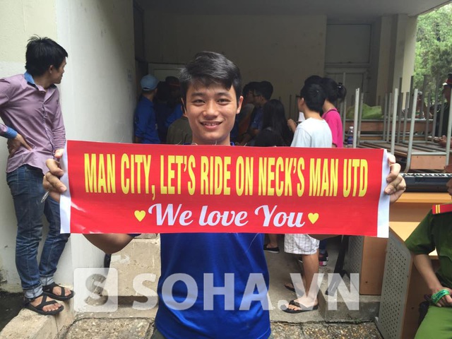 Bạn Tuyến, thành viên hội fan Man City, viết một khẩu hiệu với ý tưởng: Man City đè đầu cưỡi cổ Man United. Nhưng rất tiếc có thể do quá vội chuẩn bị, chàng trai này đã có một chút sai sót trong ngữ pháp.