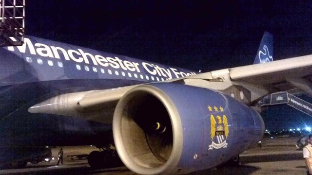 Những hình ảnh về chiếc máy bay có logo Man City.