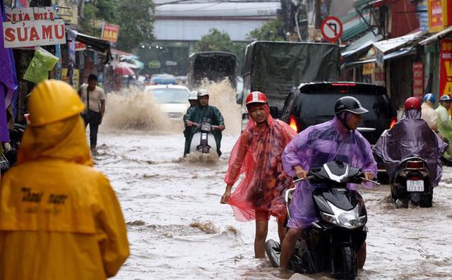 Nước ngập sâu, hầu hết các phương tiện đầu bị chết máy