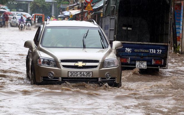 Người dân ở khu vực Định Công phải hứng chịu cảnh ngập lụt khá nghiêm trọng