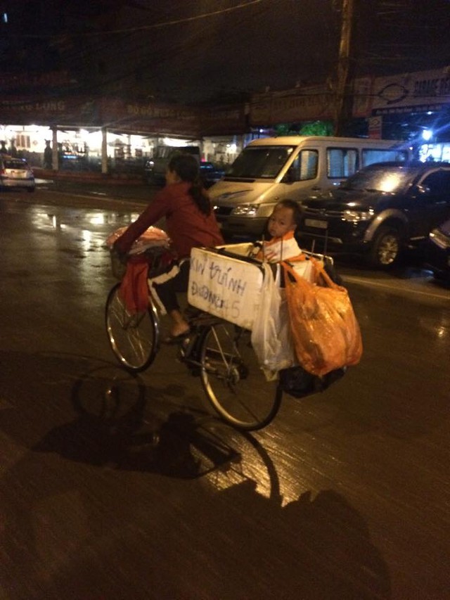 Bức ảnh mẹ chở con bằng thùng xốp sau xe đạp nhận được nhiều sự quan tâm của dân mạng.