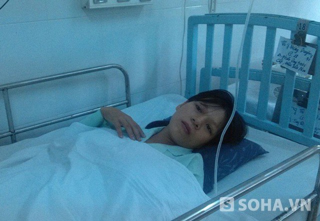 Chị Võ Thị Hồng Duyên nằm chờ bác sĩ làm thủ tục xuất viện