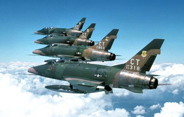 Máy bay tiêm kích bom F-100D Super Sabre