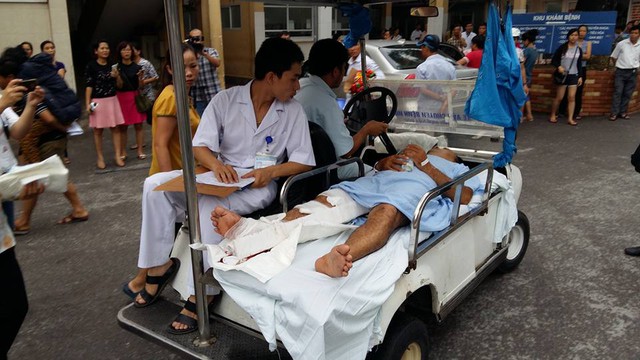 Bệnh nhân Nguyễn Văn Nức đang được chuyển vào phòng mổ. Ảnh: Thành Chung