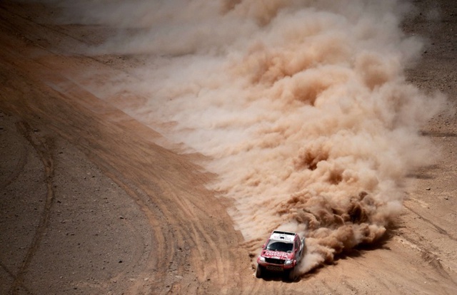 Tay đua Giniel De Villiers của đội Toyota tham dự chặng 9 của cuộc đua đường trường Dakar 2015 ở Iquique, Chile.