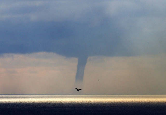 Vòi rồng khổng lồ xuất hiện trên biển Địa Trung Hải ở ngoài khơi thành phố Nice, Pháp.