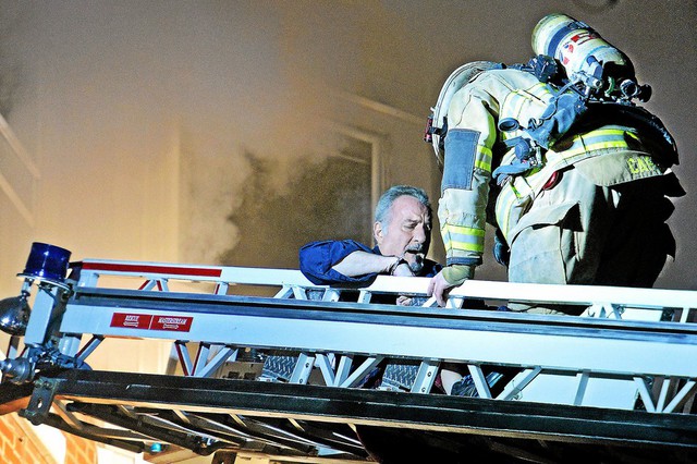 Lính cứu hỏa giải cứu một người đàn ông trong đám cháy tại tòa nhà Norris 140 tuổi ở Norristown, Pennsylvania, Mỹ khiến 1 người thiệt mạng và ít nhất 3 người khác bị thương.