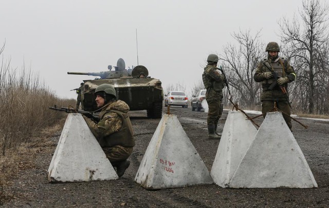 Binh sĩ Ukraine đứng gác tại một chốt kiểm tra trên đường ở ngoại ô thị trấn miền đông Debaltseve.
