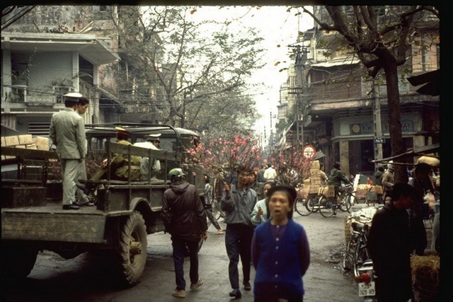 
Thong dong ngày Tết.
