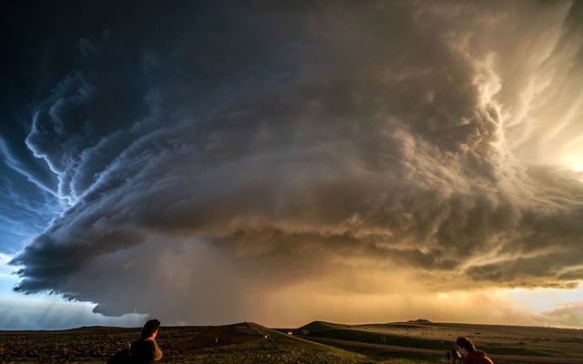 Những người đam mê lốc xoáy chụp cận cảnh lốc xoáy ở Oklahoma, Mỹ.
