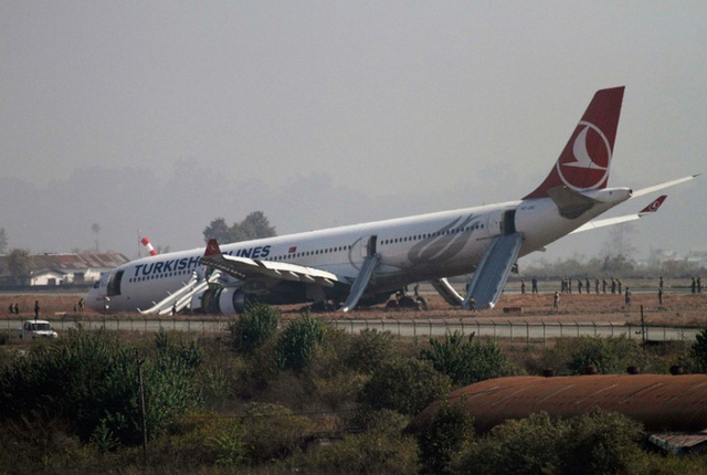 Máy bay của hãng hàng không Turkish Airlines nằm trên đồng cỏ sau khi hạ cánh trượt khỏi đường băng tại sân bay quốc tế Tribhuvan ở Kathmandu, Nepal.