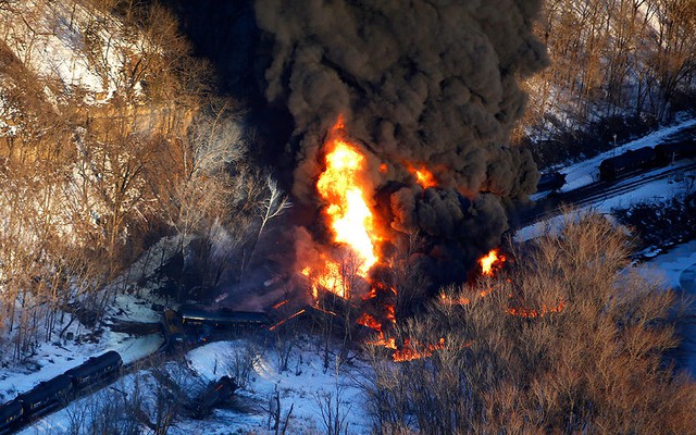 Khói lửa bốc lên dữ dội sau khi một đoàn tàu chở dầu thô trật đường ray gần Galena, bang Illinois, Mỹ.