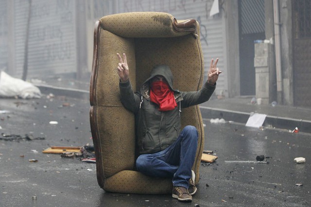 Người biểu tình giơ ký hiệu chiến thắng trong cuộc đụng độ với cảnh sát chống bạo động ở Istanbul, Thổ Nhĩ Kỳ.