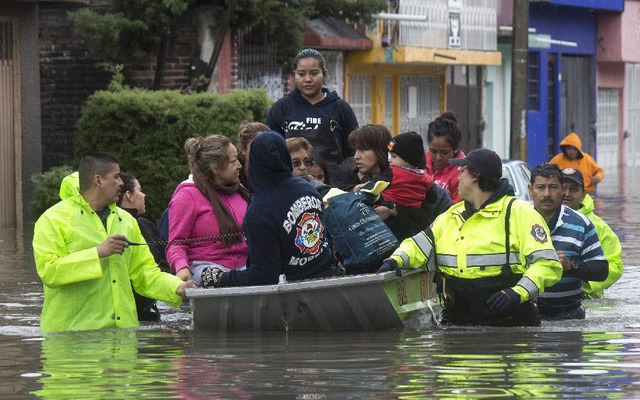Người dân được sơ tán khỏi nhà bị ngập trong nước lũ ở Morelia, bang Michoacan, Mexico.