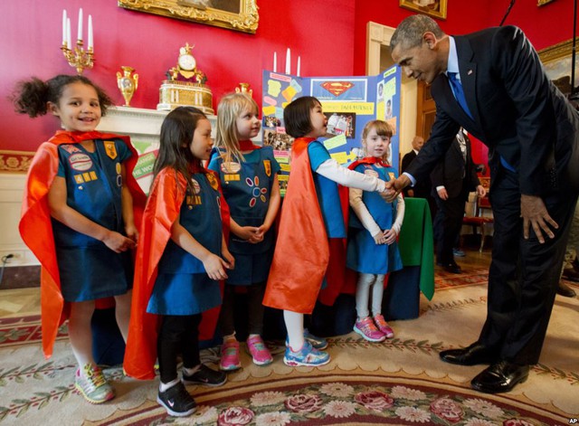 Tổng thống Mỹ Barack Obama gặp mặt một nhóm trẻ em tham gia hội chợ khoa học Nhà Trắng ở Washington, Mỹ.