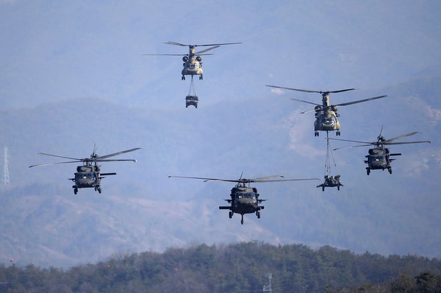 Trực thăng CH-47 Chinook và Black Hawk của quân đội Mỹ tham gia cuộc tập trân chung Mỹ-Hàn ở Pocheon, Hàn Quốc.