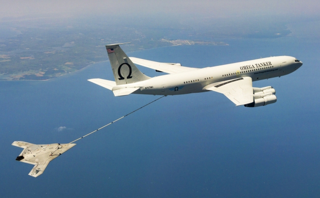 Máy bay tàng hình không người lái X-47B của Hải quân Mỹ lần đầu tiên tiếp nhiên liệu trên không từ một máy bay tiếp liệu Omega K-707 trên bầu trời vịnh Chesapeake, Maryland, Mỹ.