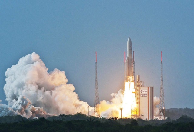 Tên lửa đẩy Ariane 5 mang theo vệ tinh thương mại THOR 7 rời khỏi bệ phóng tại trung tâm vũ trụ Kourou ở Guiana thuộc Pháp.