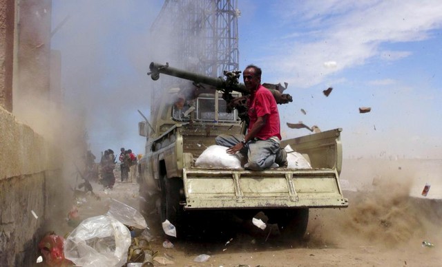 Một chiến binh ủng hộ chính phủ phóng đạn cối nhằm vào phiến quân Houthi ở Aden, Yemen.