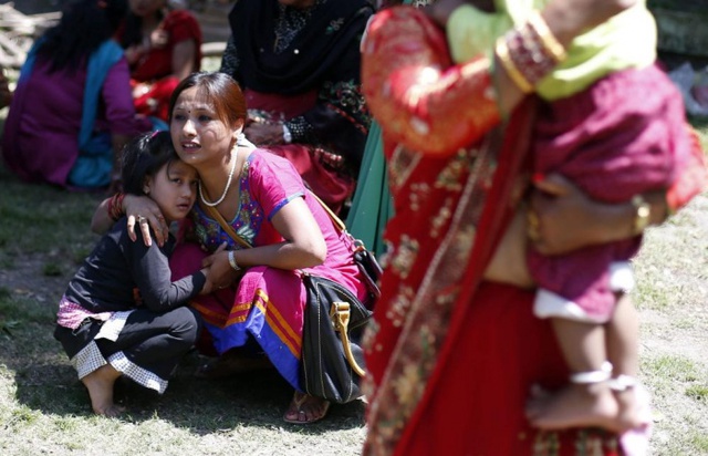 Mọi người chạy ra khu đất trống khi một trận động đất mạnh 7,4 độ richter xảy ra gần thủ đô Kathmandu, Nepal.